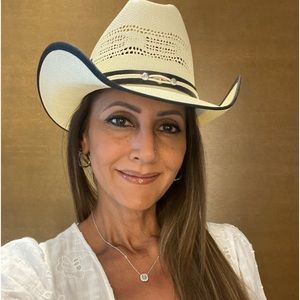 Meet your Posher, Lavina